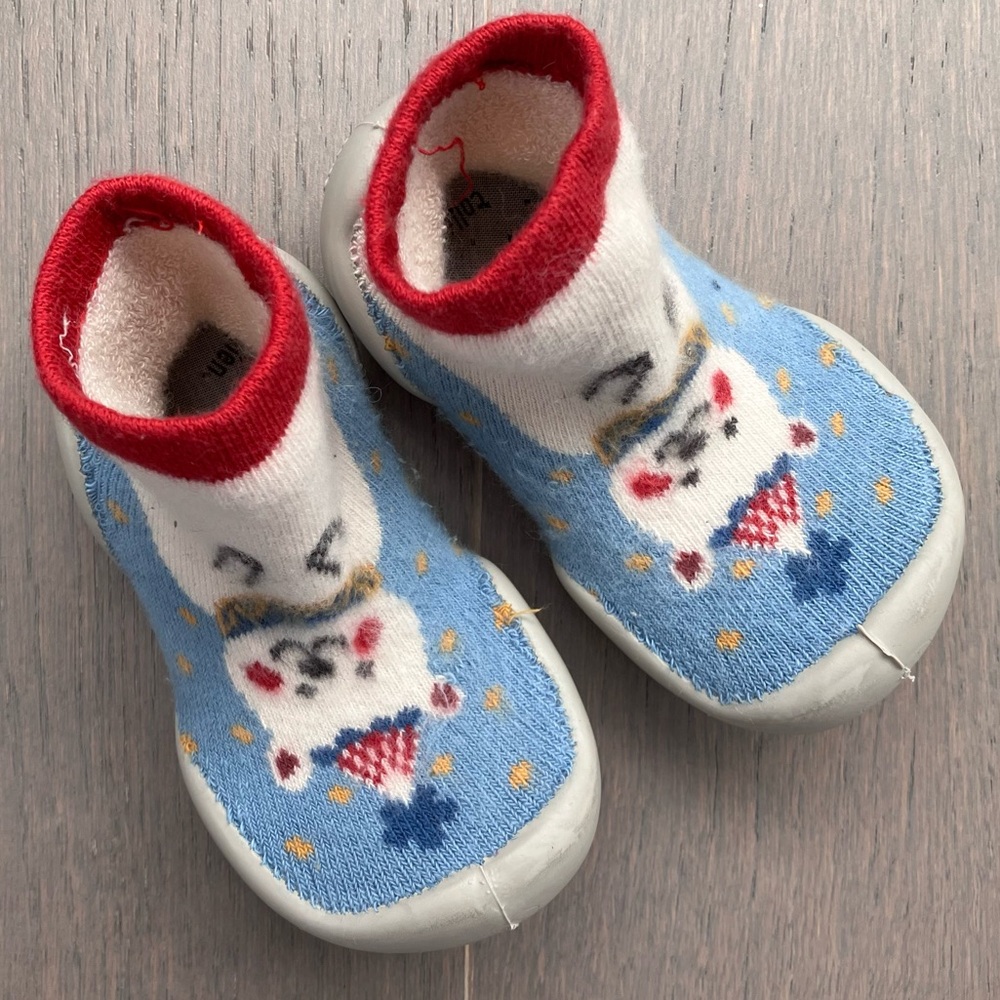 Collegien Slippers Size 22/23 Kids Slip-On Shoes Featuring Polar Bear Party Hat